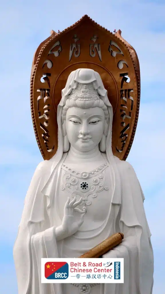 patung guan yin atau patung kwan im di pulau hainan