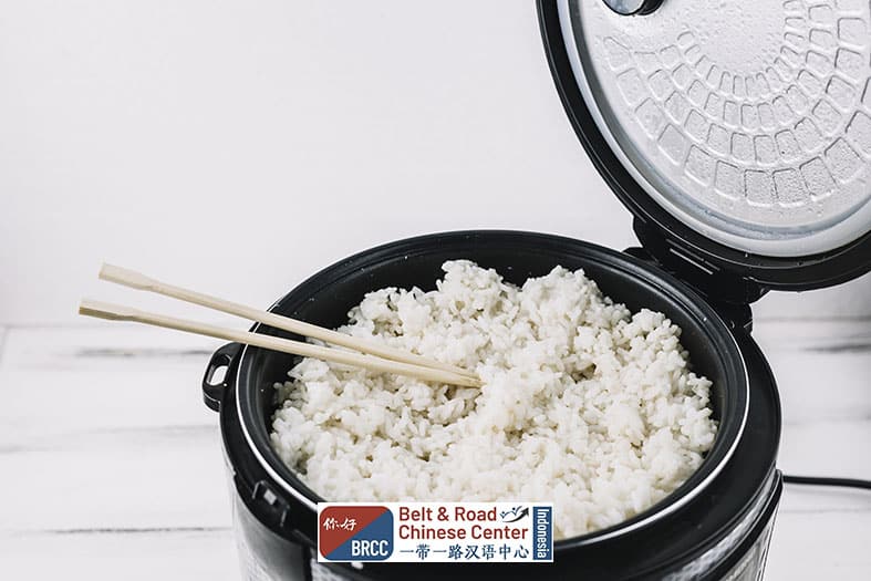 Nasi putih dengan sumpit dan steamer khas kuliner China Selatan