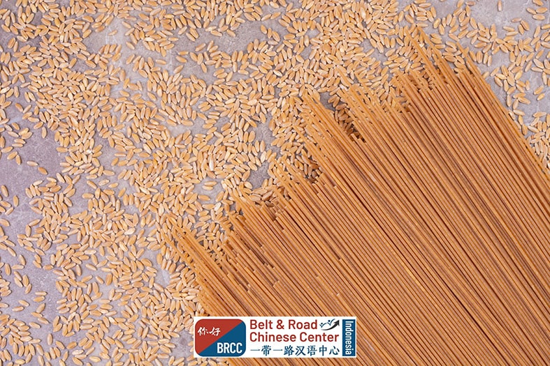 Biji gandum dan berbagai jenis mi khas kuliner China Utara di atas permukaan marmer