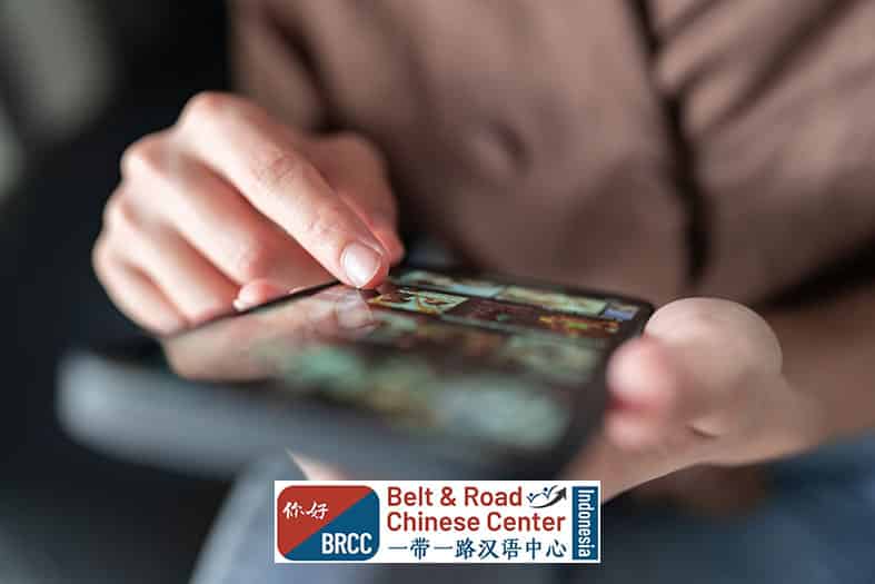 Pemain menikmati game berbahasa Mandarin dengan terjemahan yang mudah dipahami di layar