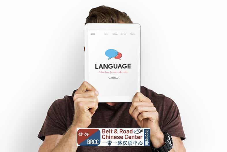 Ilustrasi komunikasi bahasa dan teks terjemahan otomatis aplikasi translate Mandarin