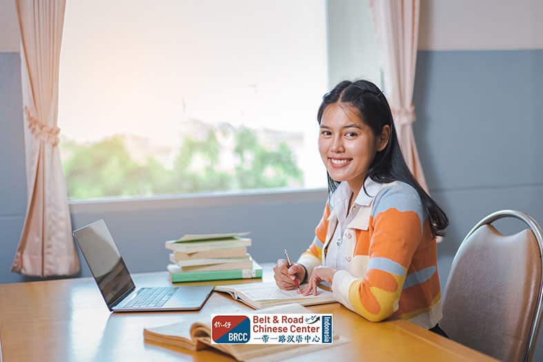 Mahasiswa mengerjakan soal ujian masuk universitas China CSCA