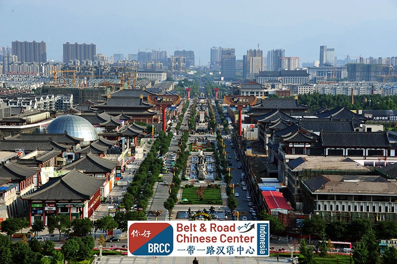 Pemandangan Giant Wild Goose Pagoda dan kota Xi'an dari ketinggian ibu kota kuno Tiongkok