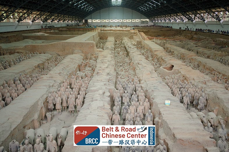 Ribuan patung prajurit Terracotta Army Pasukan Terakota di dalam situs arkeologi Xi'an Warisan UNESCO