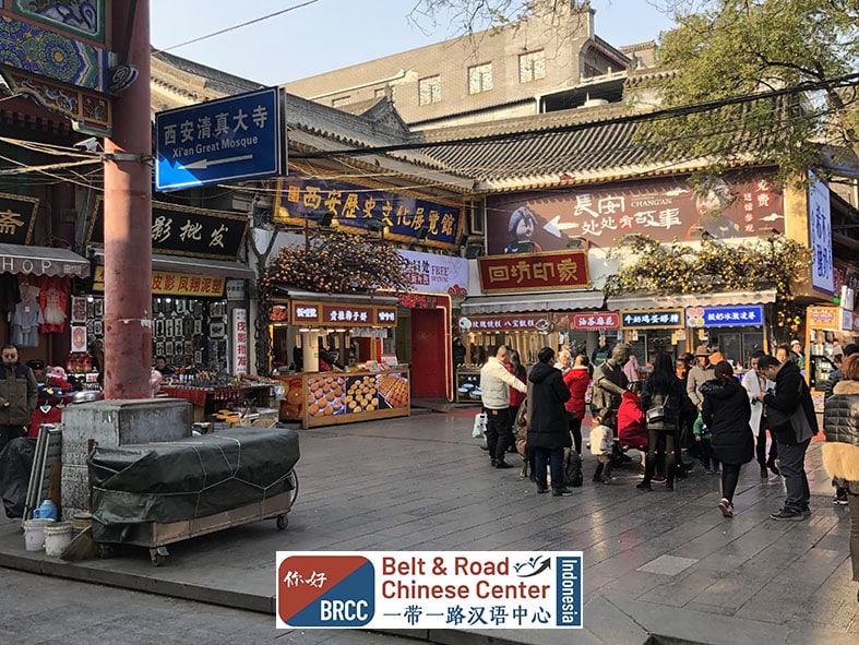 Suasana ramai Muslim Quarter Huimin Jie Xi'an dengan lampion merah dan kuliner halal khas komunitas Hui