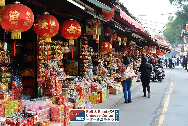 Dekorasi perayaan Tahun Baru China dengan latar belakang merah yang bersih suasana khas Tiongkok