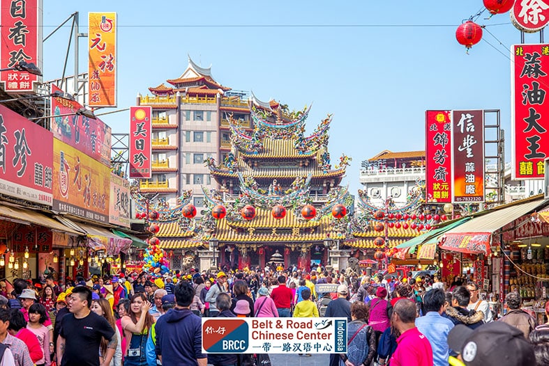 Suasana pasar dan kawasan tradisional Tiongkok tempat mahasiswa internasional berbelanja sehari-hari