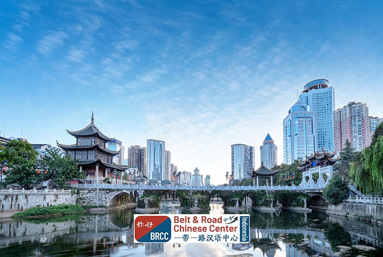 Lanskap arsitektur kuno dan modern kota Guiyang Tiongkok simbol perpaduan tradisi dan kemajuan global