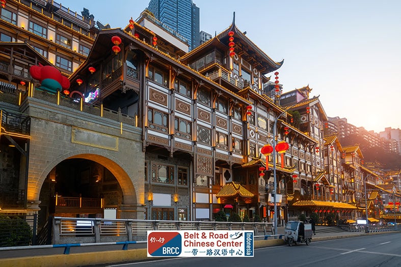 Jalan raya dan kawasan Hongyadong Chongqing malam hari kehidupan urban modern Tiongkok