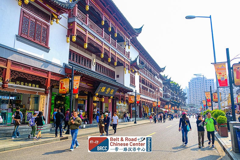 Pemandangan pasar Yuyuan Garden Shanghai suasana belanja tradisional Tiongkok yang ramai dan berwarna