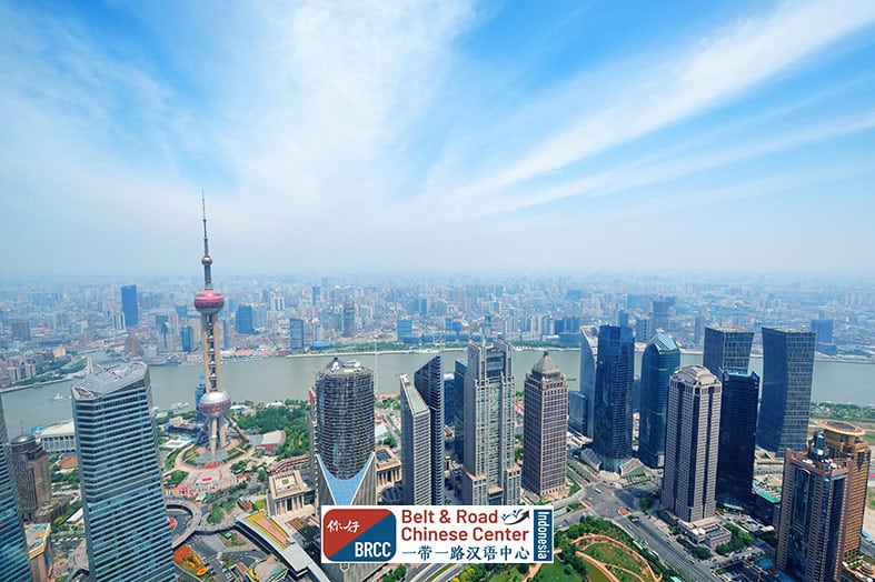 Foto udara kota Shanghai dengan skyline gedung pencakar langit dan sungai Huangpu Tiongkok modern