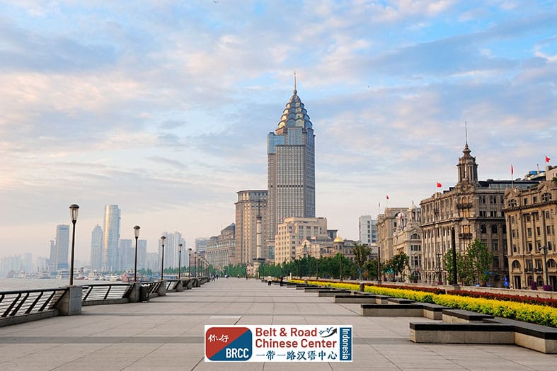 Pemandangan skyline kota Shanghai Tiongkok modern simbol tujuan studi mahasiswa internasional