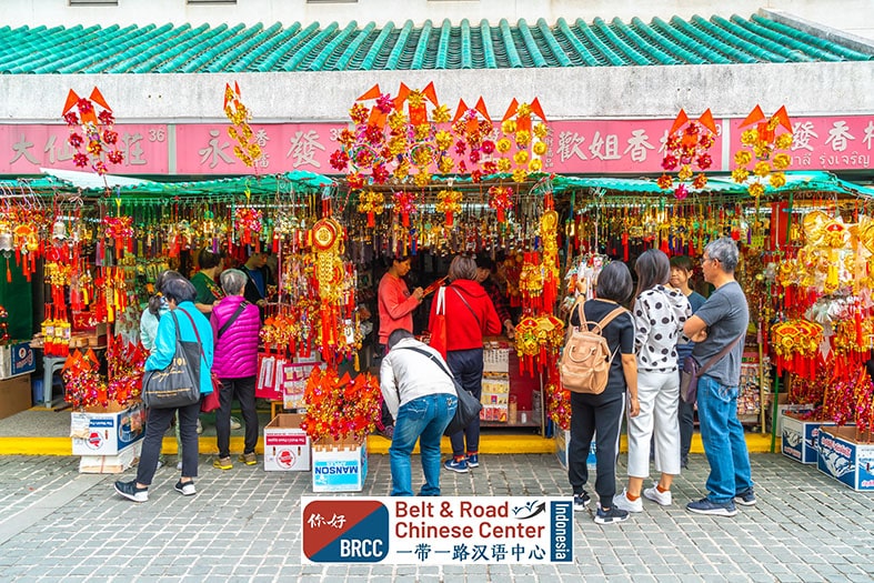Kawasan tradisional Tiongkok dengan penjual dan pembeli lokal suasana berbelanja budaya Tionghoa