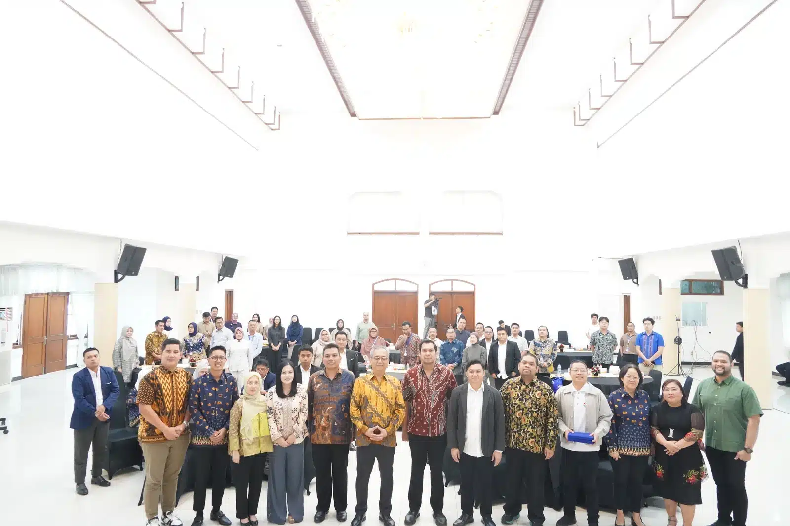 Foto Bersama Pelantikan ILUSNI dan Penandatanganan MoU BRCC Indonesia dan USNI Foto bersama peserta dan tamu undangan dalam pelantikan ILUSNI dan penandatanganan MoU BRCC dan USNI di Jakarta