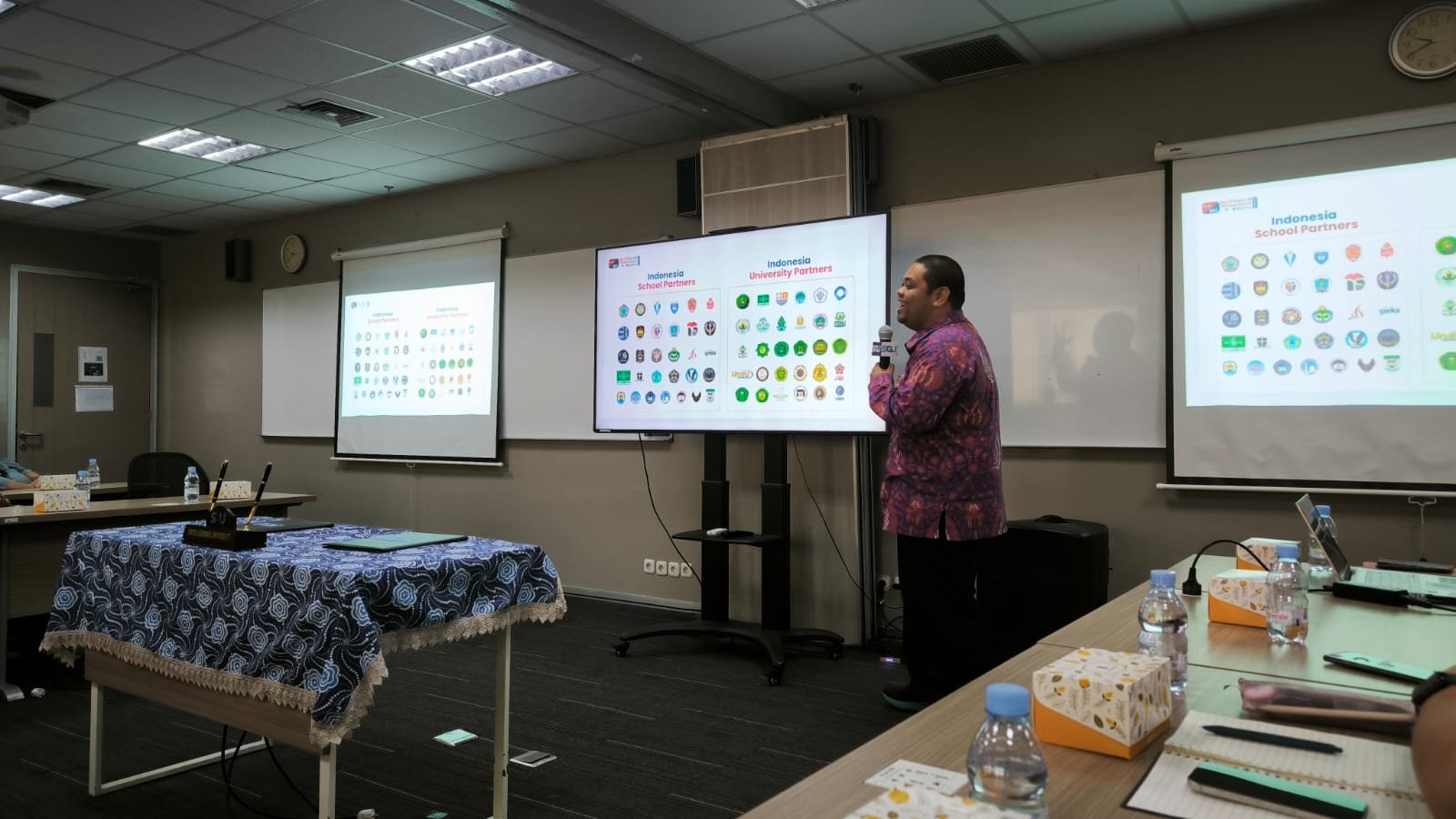 Jejaring Mitra Sekolah dan Universitas BRCC Indonesia Paparan jejaring mitra sekolah dan universitas yang bekerja sama dengan BRCC Indonesia