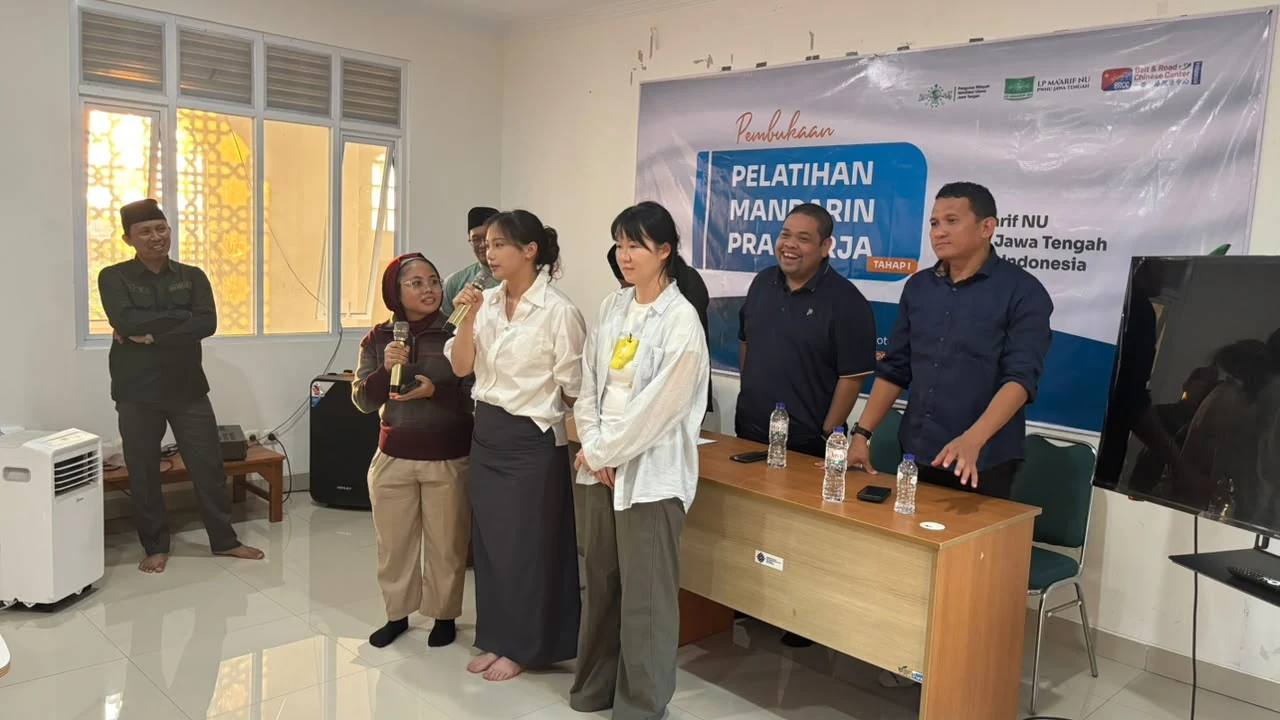 Pembukaan Pelatihan Bahasa Mandarin Persiapan Kerja BRCC Indonesia Suasana pembukaan Pelatihan Mandarin Persiapan Kerja bersama peserta di Semarang