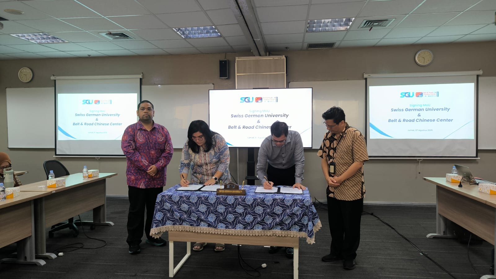 Penandatanganan MoU BRCC Indonesia dan Swiss German University Penandatanganan MoU kerja sama antara BRCC Indonesia dan Swiss German University