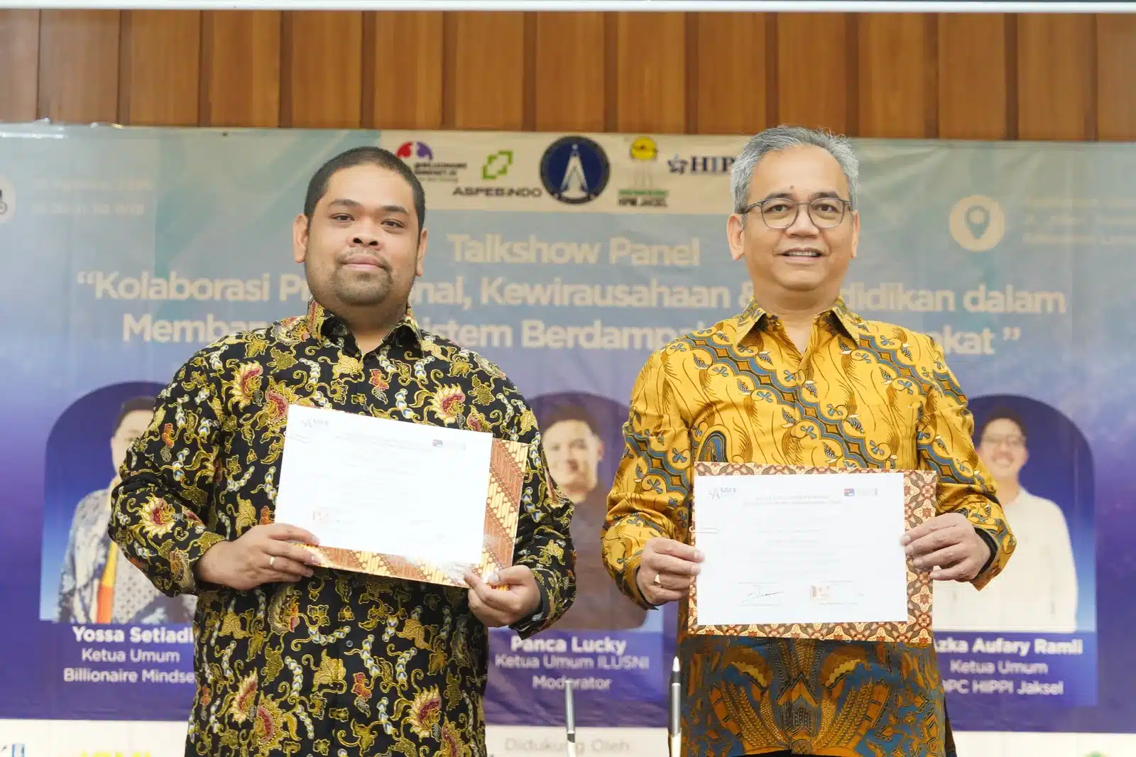 Penandatanganan MoU BRCC Indonesia dan USNI di Pelantikan Pengurus ILUSNI Penandatanganan MoU antara BRCC Indonesia dan Universitas Satya Negara Indonesia dalam rangkaian pelantikan ILUSNI