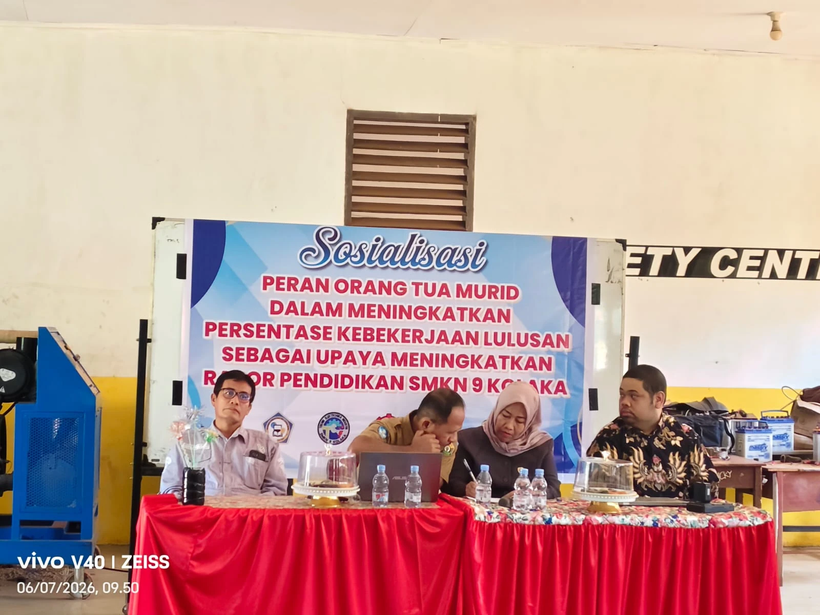 Penyerahan Cinderamata BRCC Indonesia dalam Sosialisasi Program Mandarin di SMKN 9 Kolaka Penyerahan cinderamata dari BRCC Indonesia kepada perwakilan SMKN 9 Kolaka dan tamu undangan