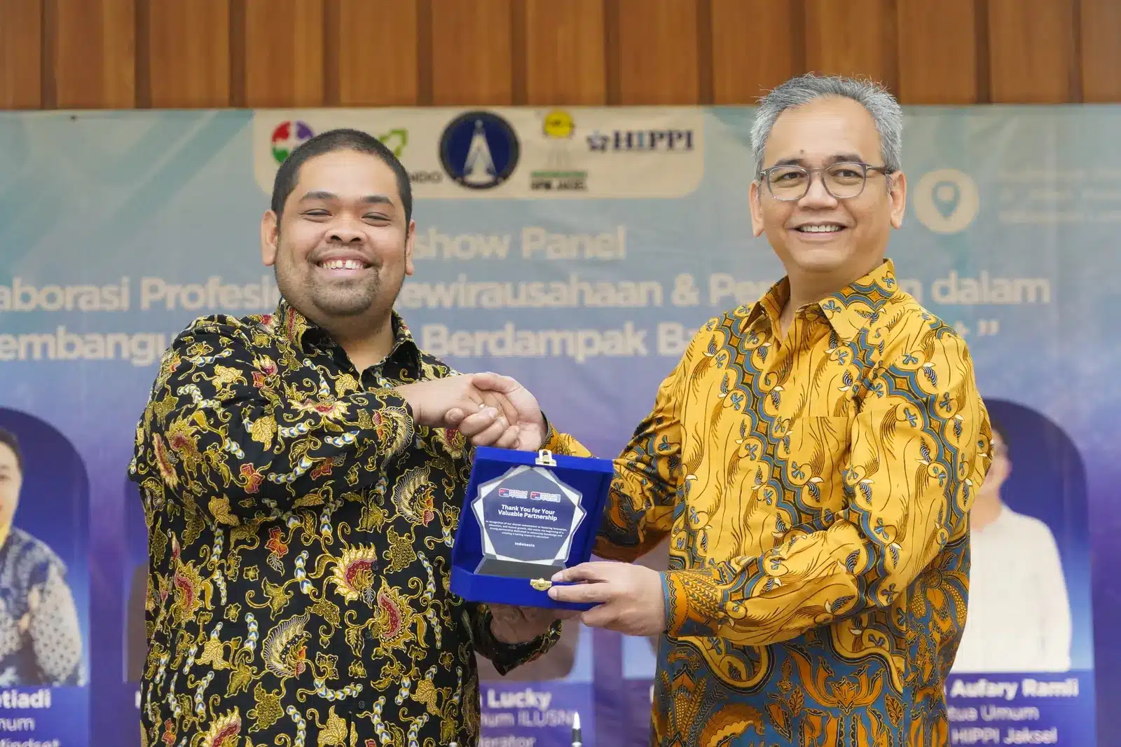 Penyerahan Plakat Kerja Sama BRCC Indonesia dan USNI di Jakarta Mario Agustian Lasut General Manager BRCC Indonesia menyerahkan plakat kerja sama kepada perwakilan USNI