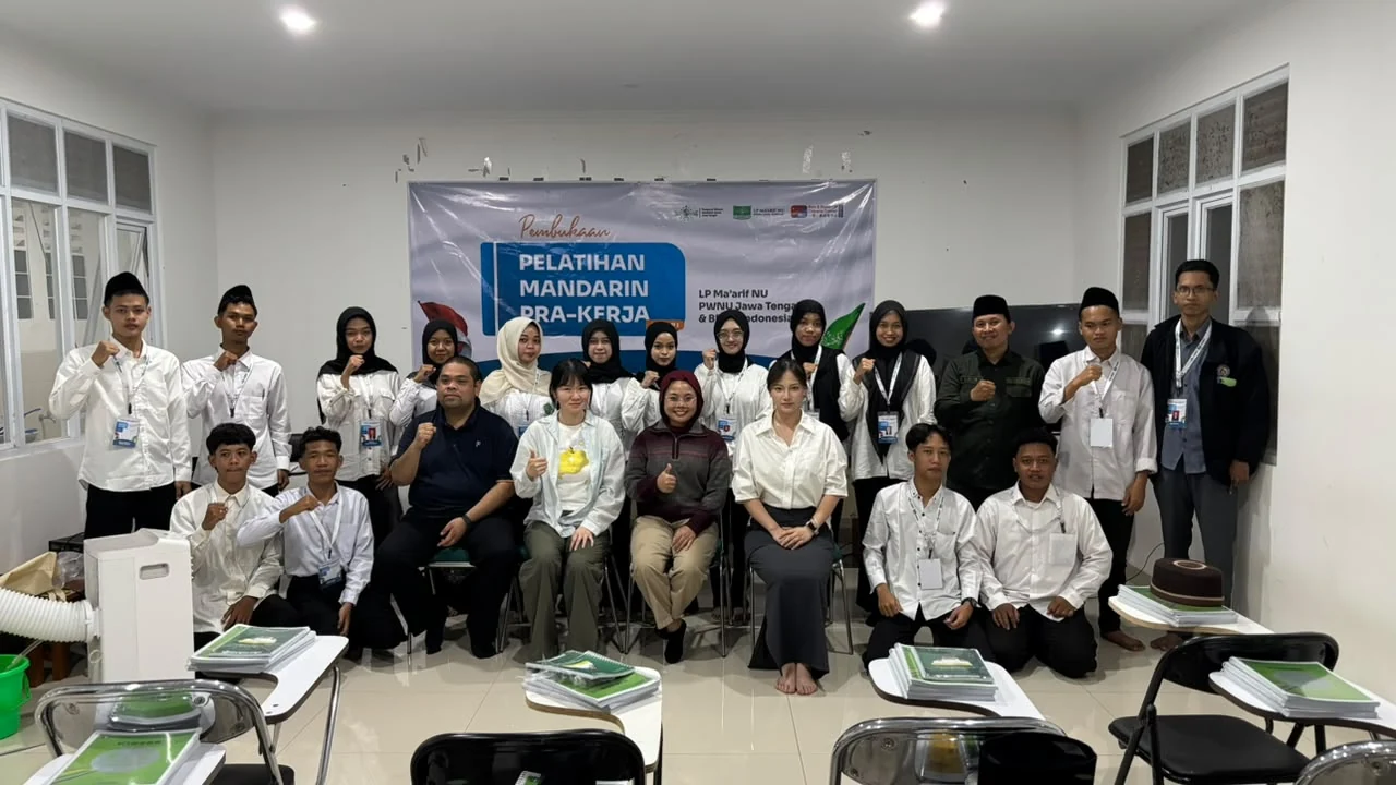 Peserta Pelatihan Mandarin Pra-Kerja Kolaborasi BRCC dan LP Ma'arif NU Peserta Pelatihan Bahasa Mandarin Pra-Kerja di Pondok Pesantren Sholeh Darat Semarang