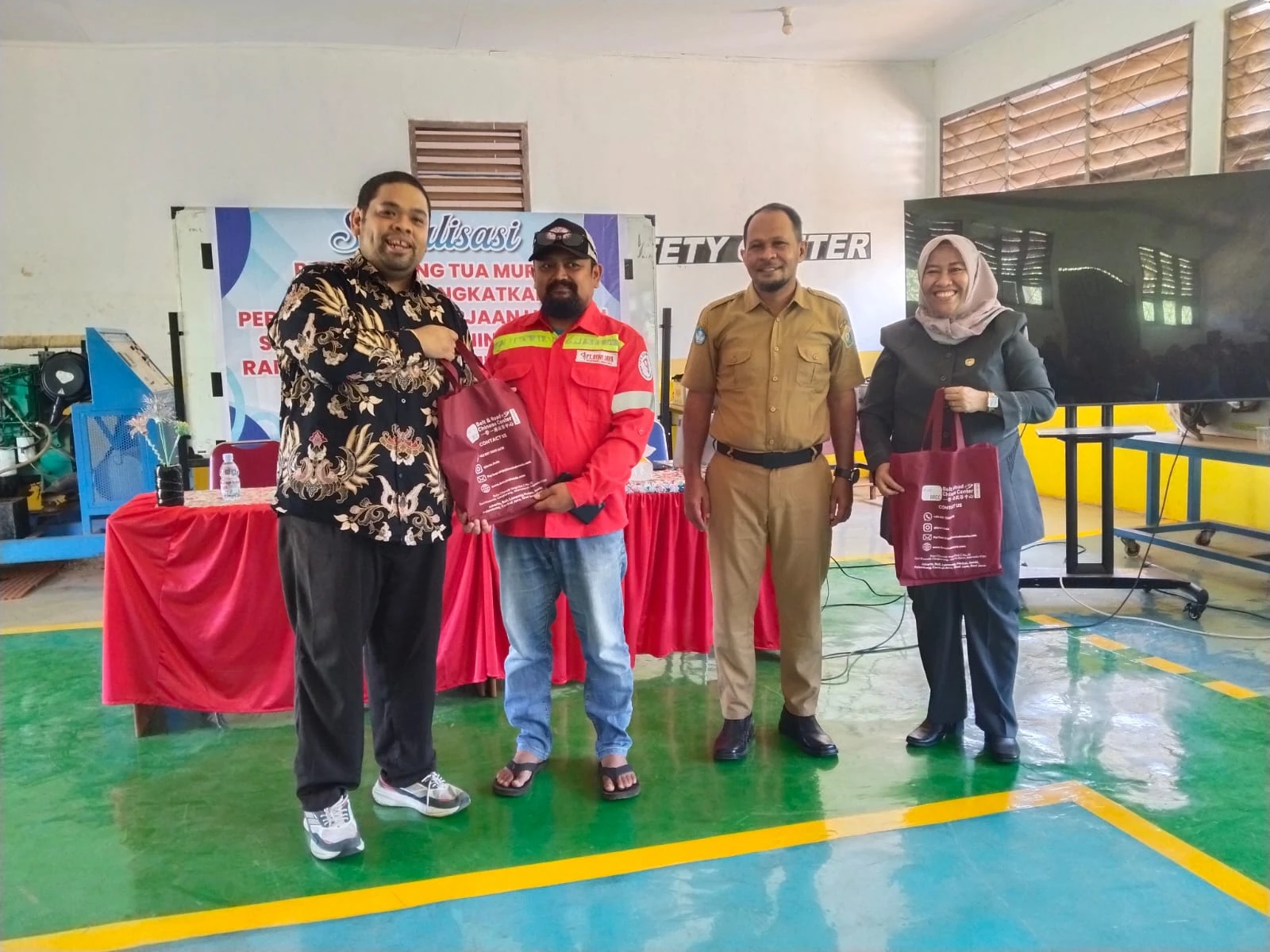 Antusiasme Peserta Sosialisasi Program Mandarin di SMKN 9 Kolaka Sulawesi Tenggara Peserta dan orang tua murid menghadiri sosialisasi program Mandarin persiapan kerja di SMKN 9 Kolaka