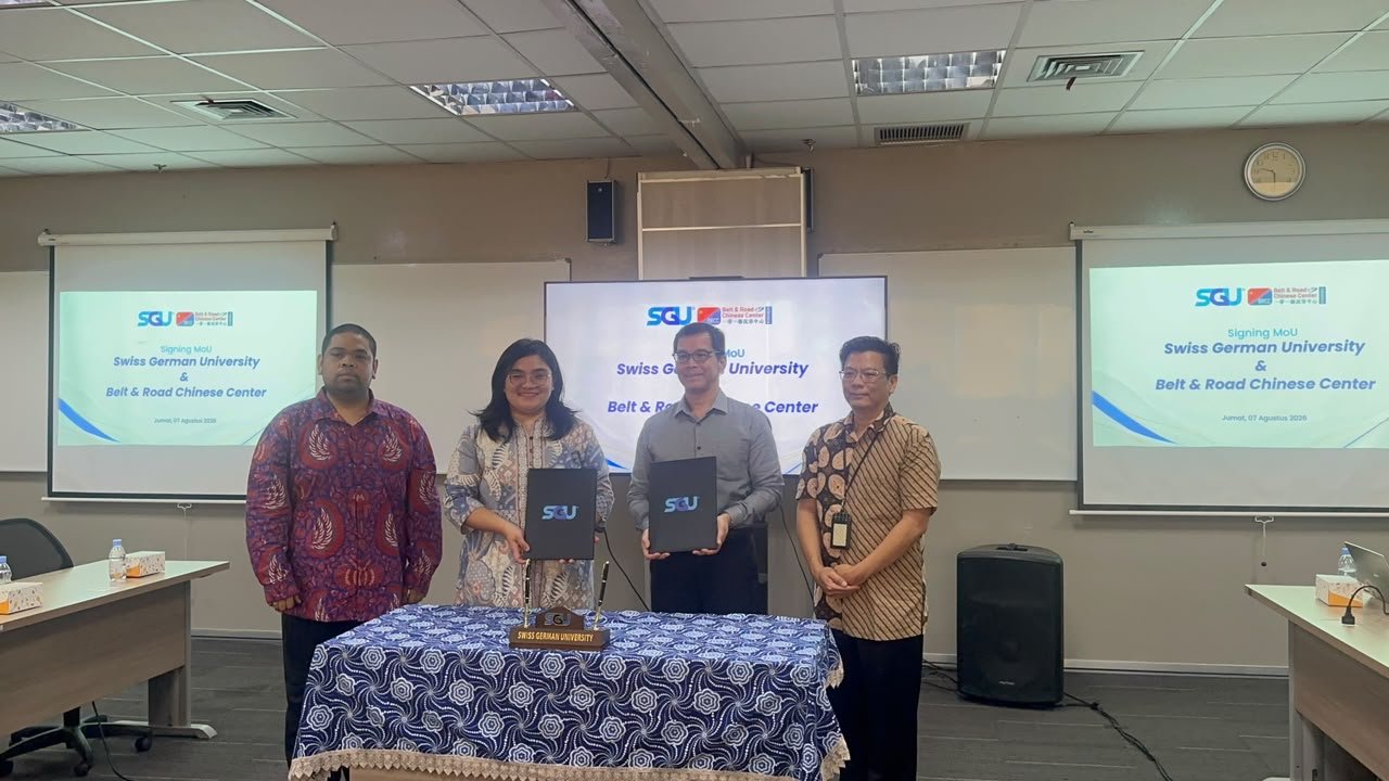Sesi Foto Bersama Penandatanganan MoU BRCC Indonesia dan SGU Sesi foto bersama usai penandatanganan MoU BRCC Indonesia dan Swiss German University