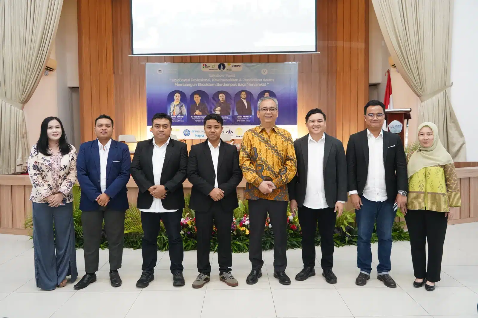 Talkshow Panel Kolaborasi Profesional, Kewirausahaan, dan Pendidikan di USNI Sesi talkshow panel kolaborasi profesional, kewirausahaan, dan pendidikan dalam acara pelantikan ILUSNI di USNI