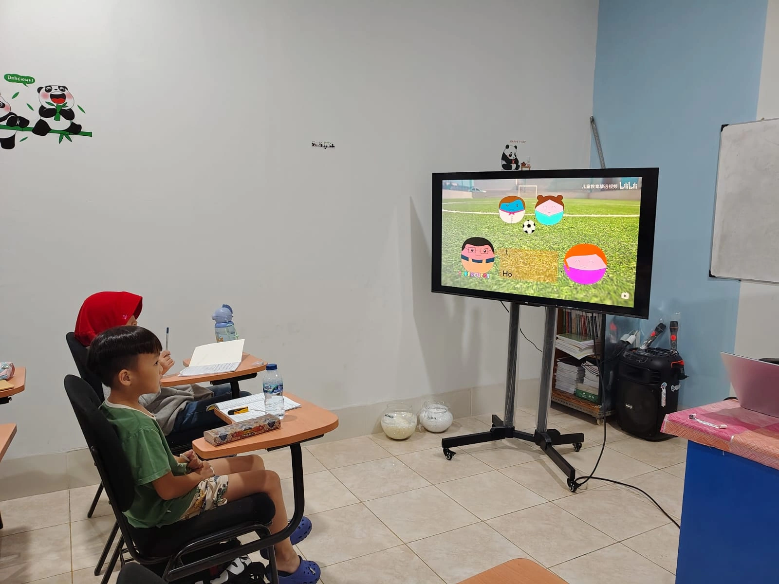 Belajar bahasa Mandarin lewat media audiovisual Anak-anak menyimak video edukasi berbahasa Mandarin di kelas BRCC Indonesia
