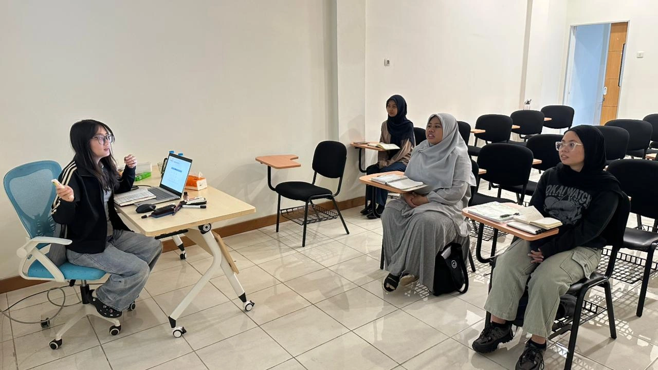 Kelas bahasa Mandarin BRCC Indonesia Jakarta Pengajar berdiskusi dengan peserta dalam kelas kecil bahasa Mandarin di BRCC Indonesia Jakarta