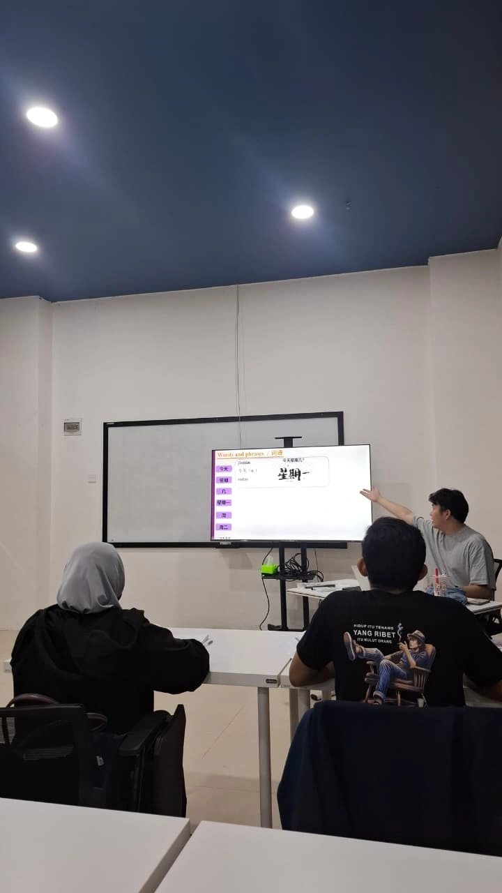 Kelas intensif bahasa Mandarin untuk peserta dewasa Peserta dewasa mengikuti kelas intensif bahasa Mandarin di BRCC Indonesia