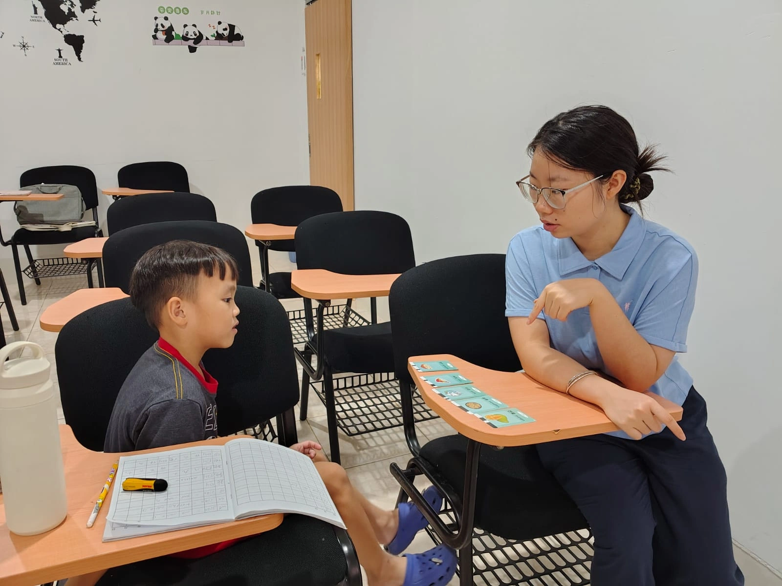 Les privat bahasa Mandarin untuk anak usia dini Pengajar membimbing anak usia dini belajar bahasa Mandarin secara privat
