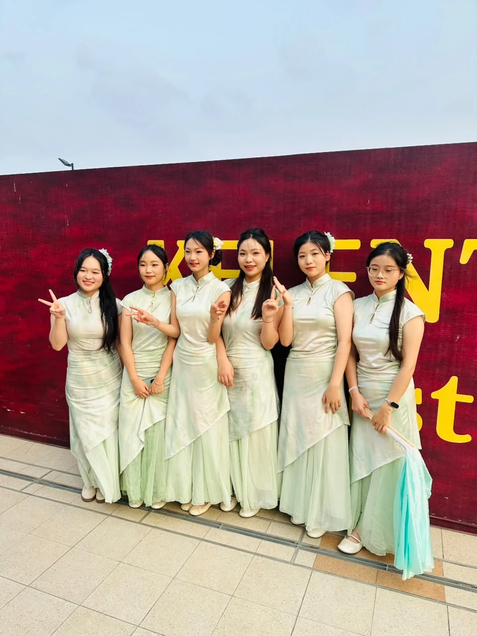 Penampil berbusana qipao di Festival Kue Bulan Para penampil mengenakan qipao hijau di Festival Kue Bulan BRCC Indonesia