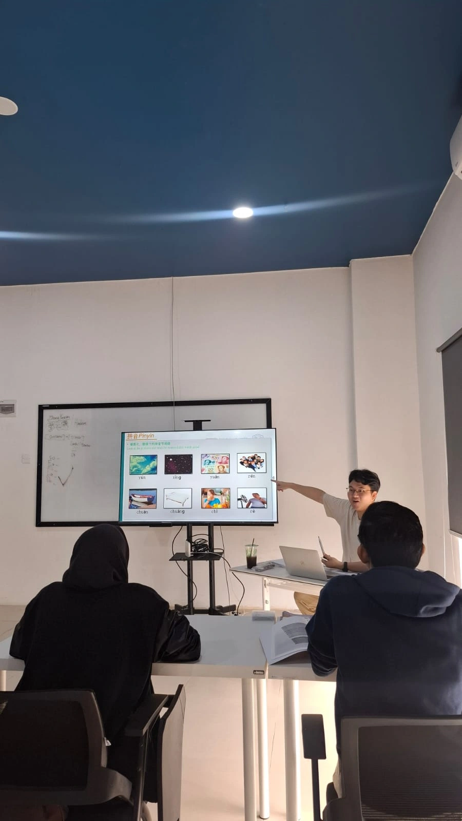 Latihan kosakata bahasa Mandarin untuk peserta dewasa Pengajar melatih kosakata bahasa Mandarin kepada peserta dewasa di kelas BRCC Indonesia