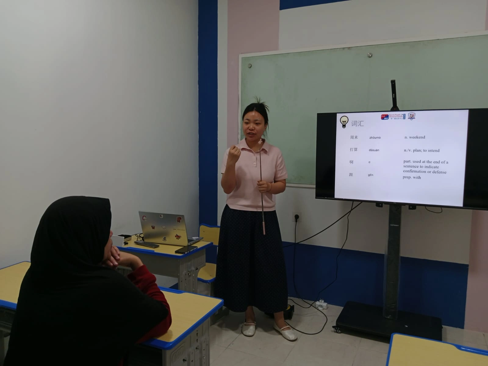 Pengajar native mengajarkan kosakata Mandarin Pengajar native menjelaskan kosakata bahasa Mandarin beserta pinyin dan artinya di kelas BRCC Indonesia