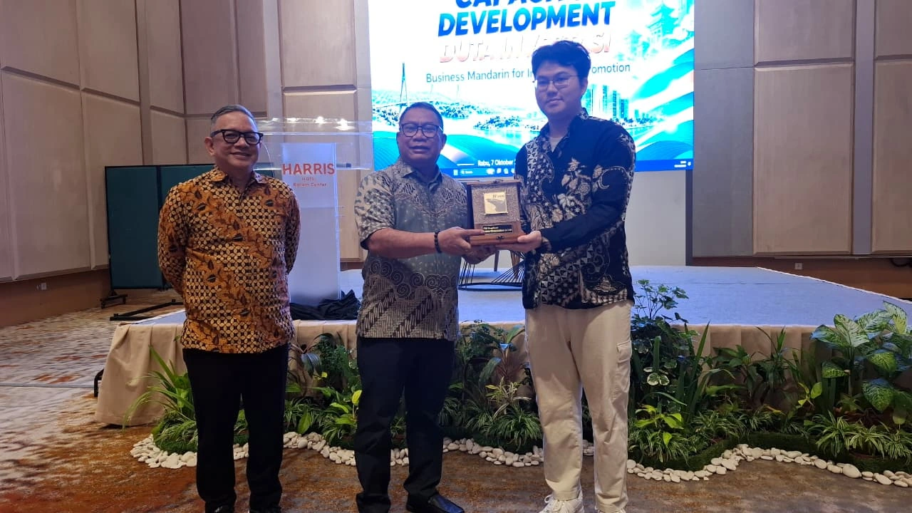 Penyerahan plakat program Capacity Development Duta Investasi di Batam Penyerahan plakat pada program Capacity Development Duta Investasi bertema Business Mandarin for Investment Promotion di Batam