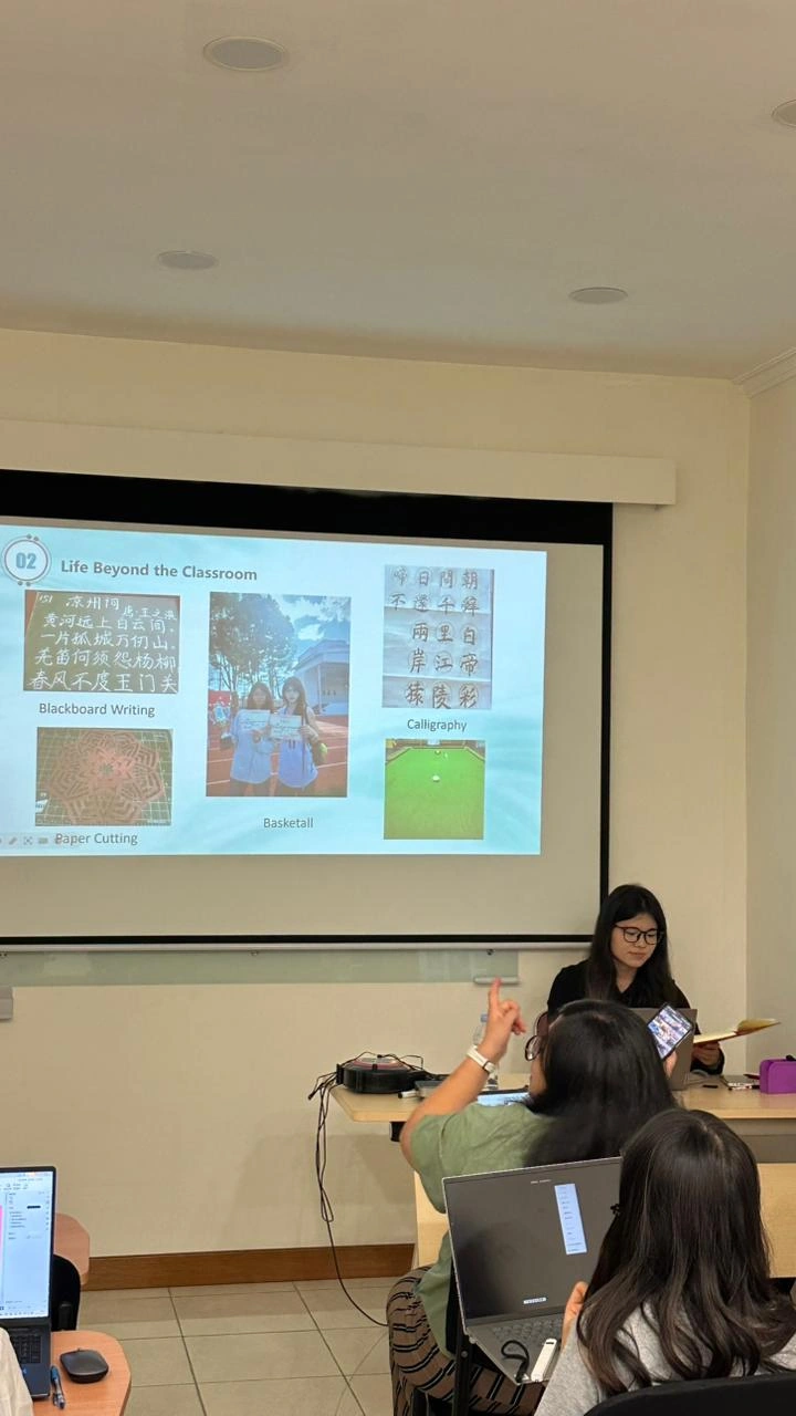 Melatih keberanian bertanya dalam bahasa Mandarin Seorang peserta mengangkat tangan untuk bertanya dalam kelas bahasa Mandarin