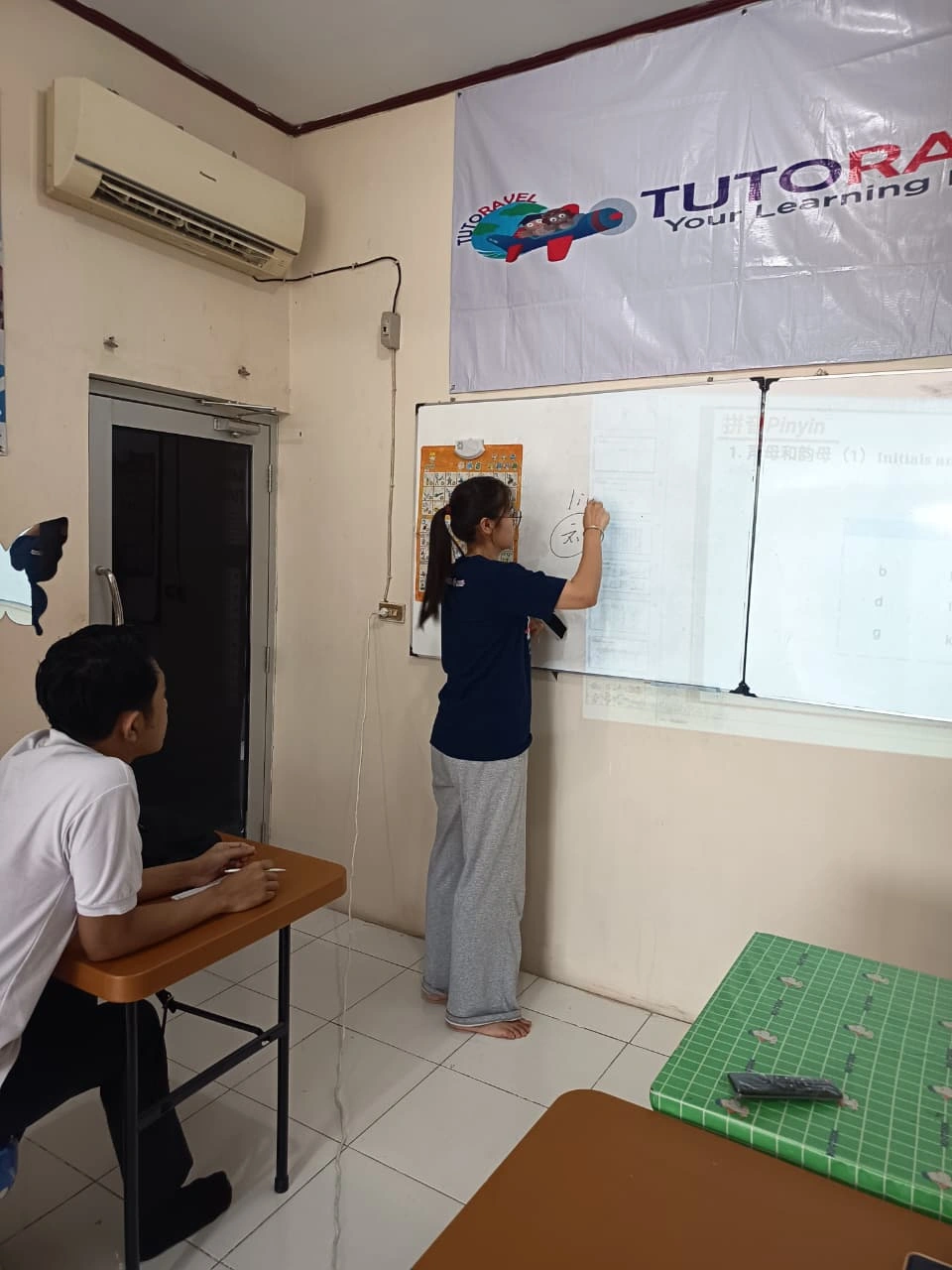 Praktik menulis karakter Han di kelas Bandar Lampung Pengajar mencontohkan cara menulis karakter hanzi di kelas bahasa Mandarin Bandar Lampung