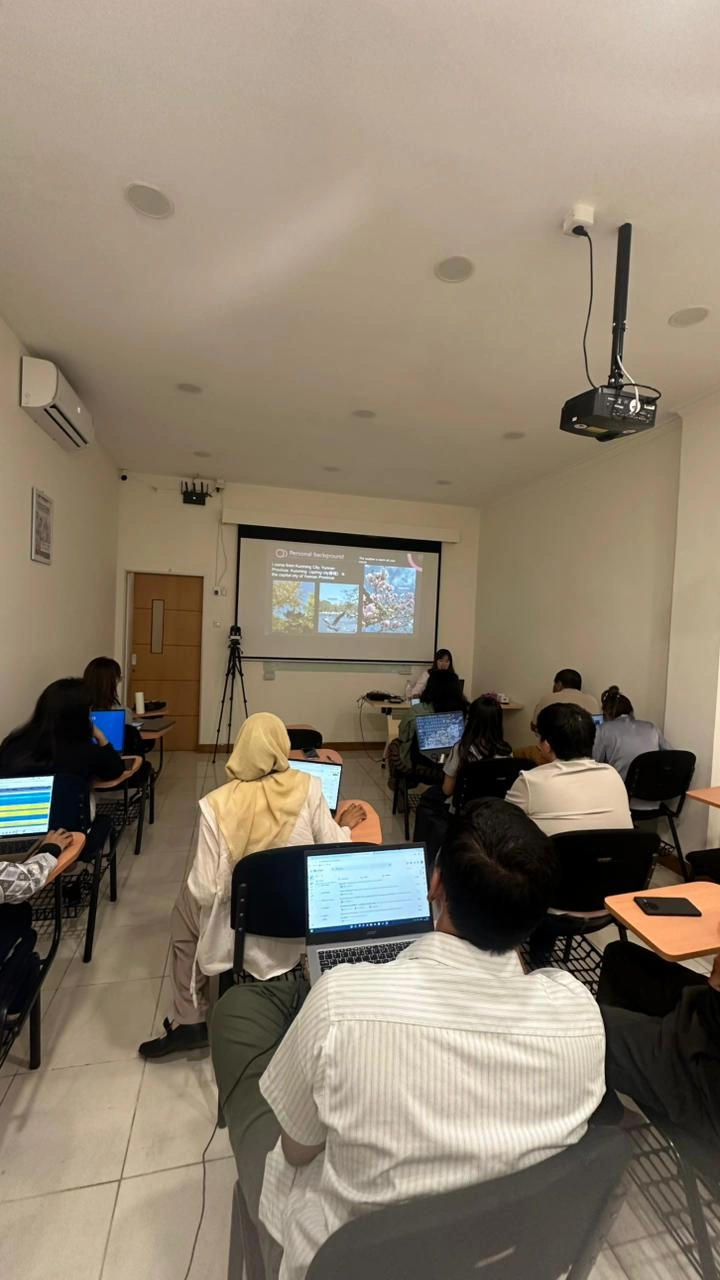 Suasana kelas bahasa Mandarin BRCC Indonesia Jakarta Suasana kelas bahasa Mandarin dengan peserta membawa laptop di BRCC Indonesia Jakarta