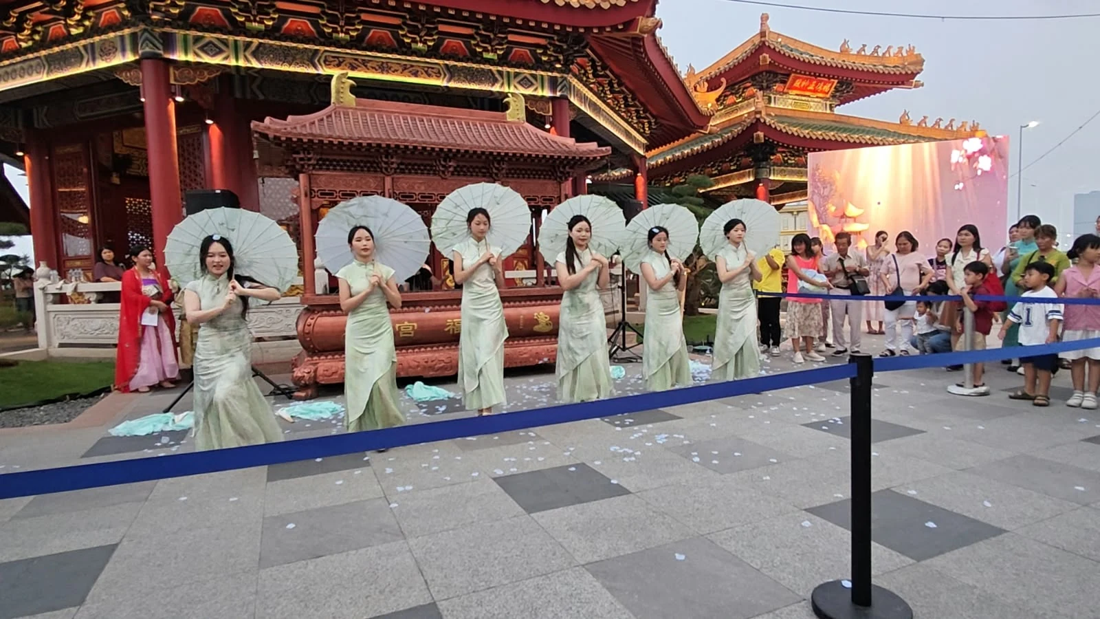 Tari payung di Festival Kue Bulan BRCC Indonesia Pertunjukan tari payung tradisional Tiongkok di Festival Kue Bulan Tian Fu Gong PIK